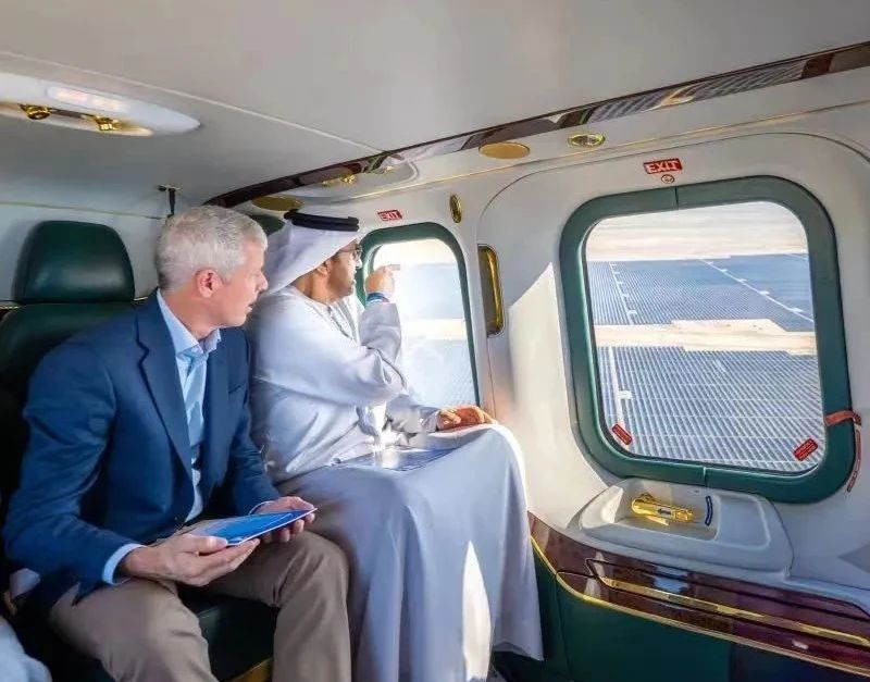 美国能源部长及阿联酋气候变化事务特使到访william威廉中文官网参与投资的阿布扎比光伏发电项目