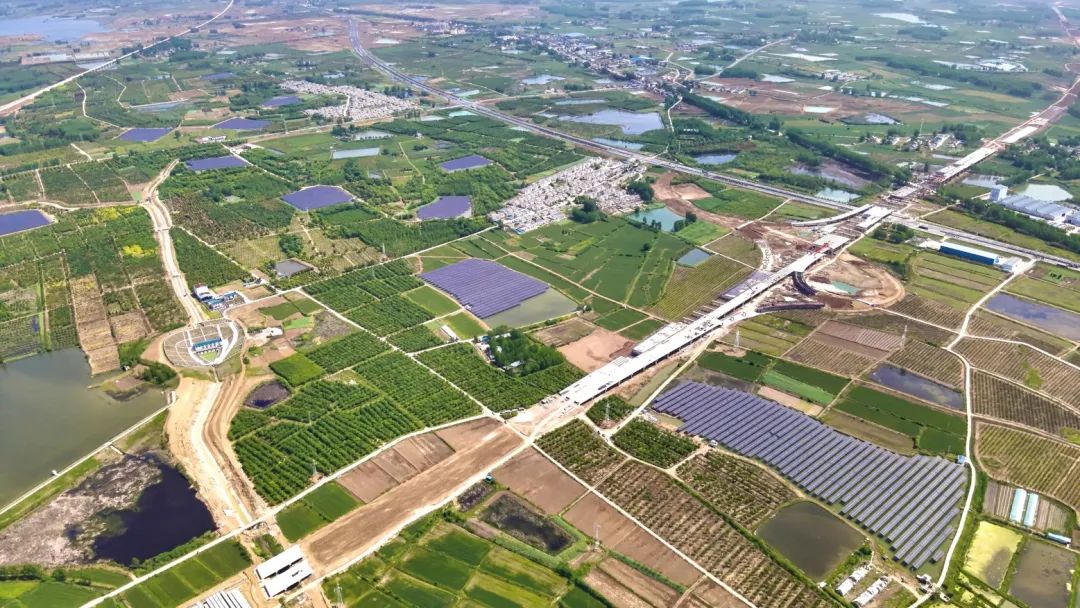 闲置坑塘变身“聚光盆”|william威廉中文官网安徽肥东一期134MW项目成功并网发电！